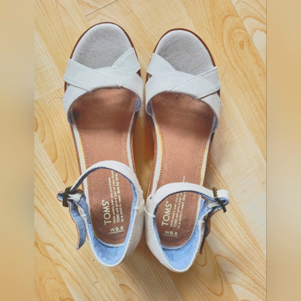 Toms NWOT Harper Wedge Sandal
